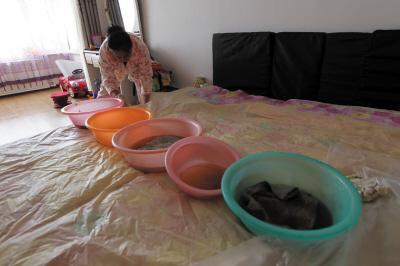 尼勒克楼上漏水，住户失联，小区没物管，业主维权难！律师来支招……